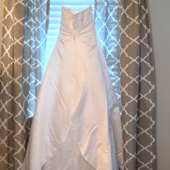 Wedding Gown - Picture 7 of 15